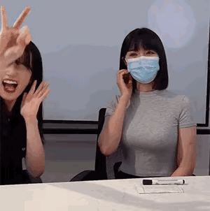 还记得程女士摘掉神秘口罩的经典时刻吗？个人觉得，程女士还是要保持久一点的神秘感，