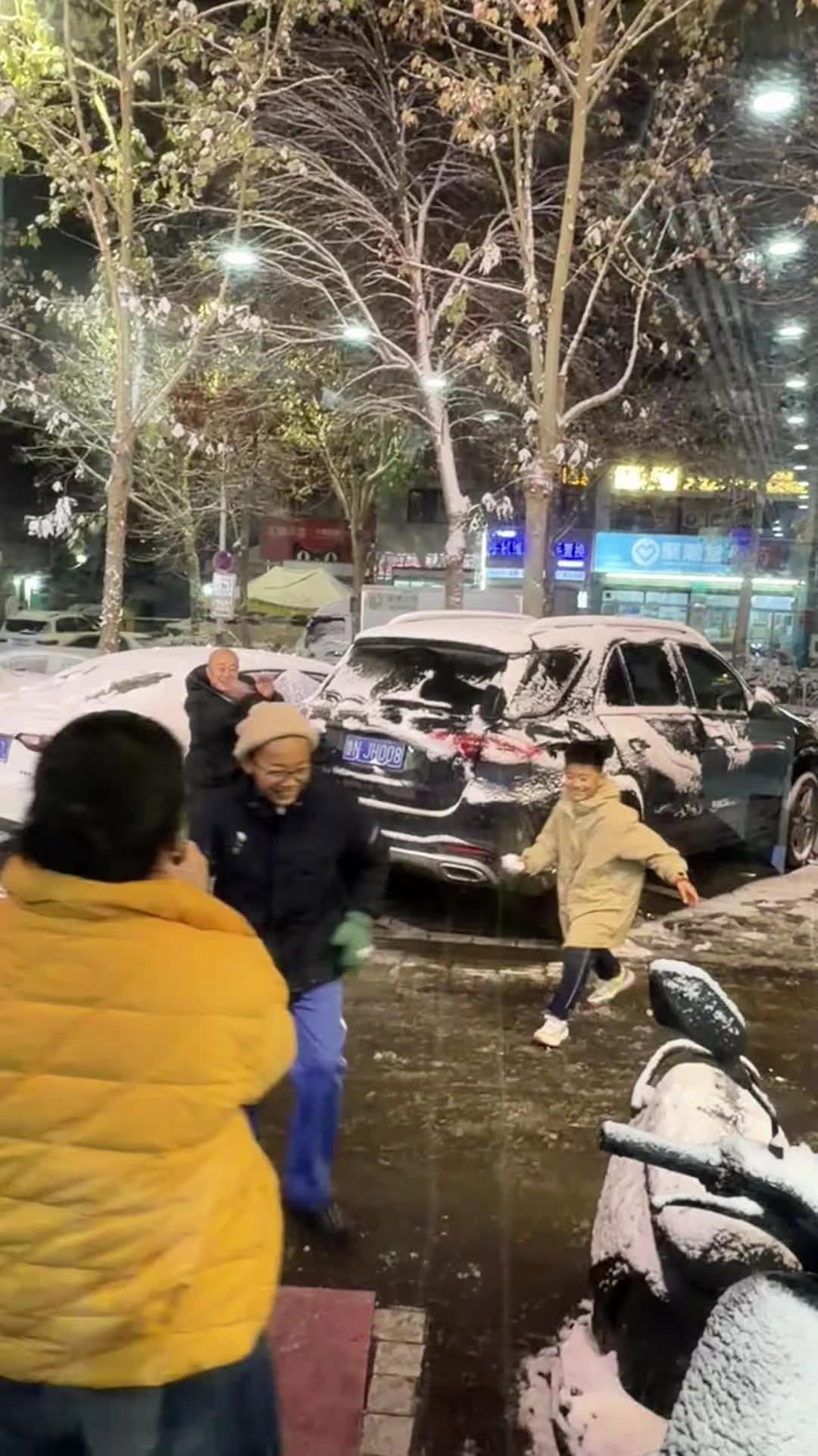 俺妈看俺老爸和他的外孙打闹在屋里的俺看着外面的他们俺爹也是个老小孩儿下雪了