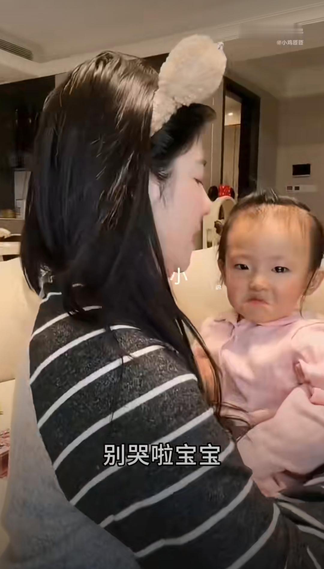 黄一鸣直播女儿哭着求抱抱这幕也太戳心了黄一鸣直播正唠着呢，娃突然哭着扒拉求