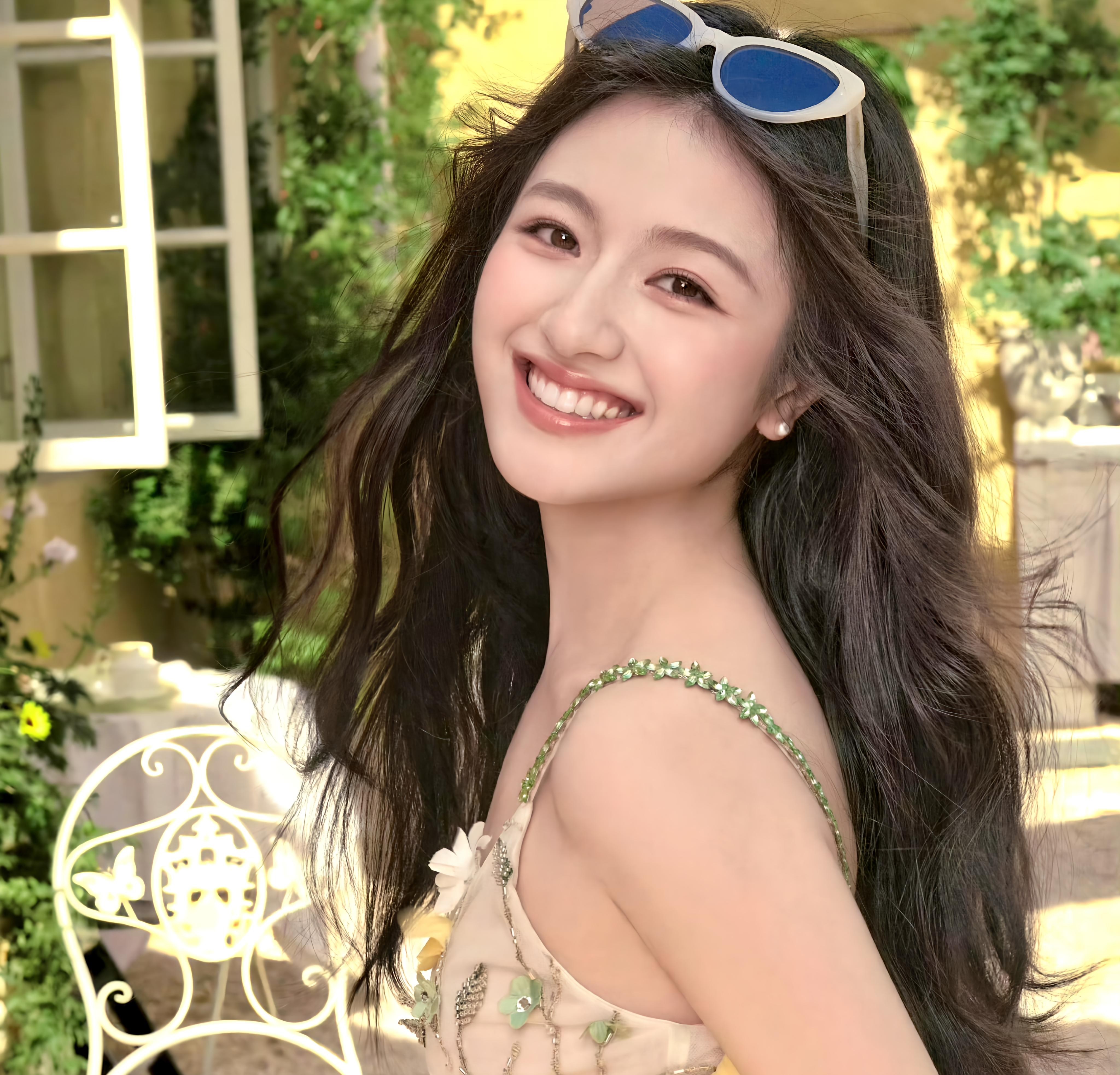 李兰迪这姑娘真是耐看，越看越有味道。不管是古装还是现代装，她那张脸就是很舒服，笑