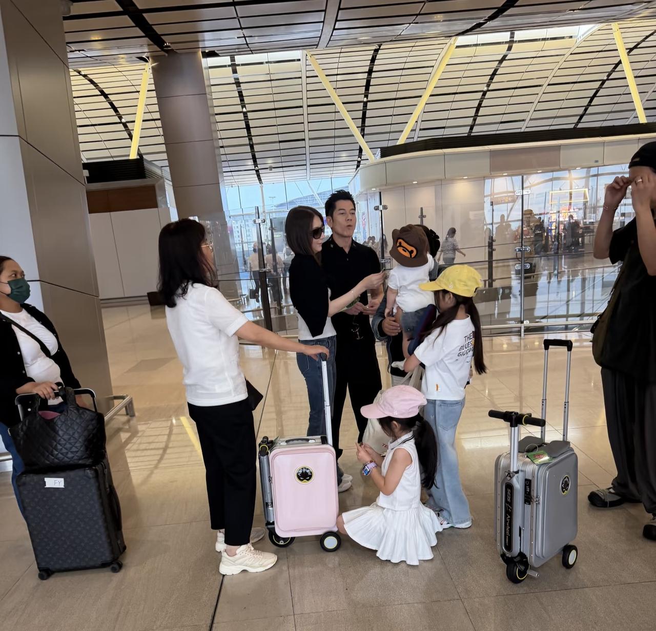 郭富城机场出发，带着老婆方媛，还有三个女儿，一家五口准备去杭州！小女儿