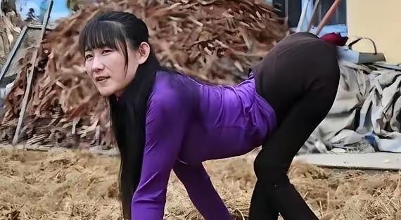 山东莒县的董明英，一岁多时一场高烧损伤了神经，从此再也站不起来，只能靠双手撑地爬