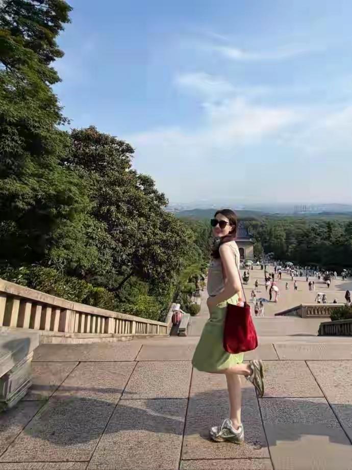 女神驾到，高圆圆在南京逛吃逛吃。四十六岁的高圆圆状态犹如小女生，在南京把松弛感和