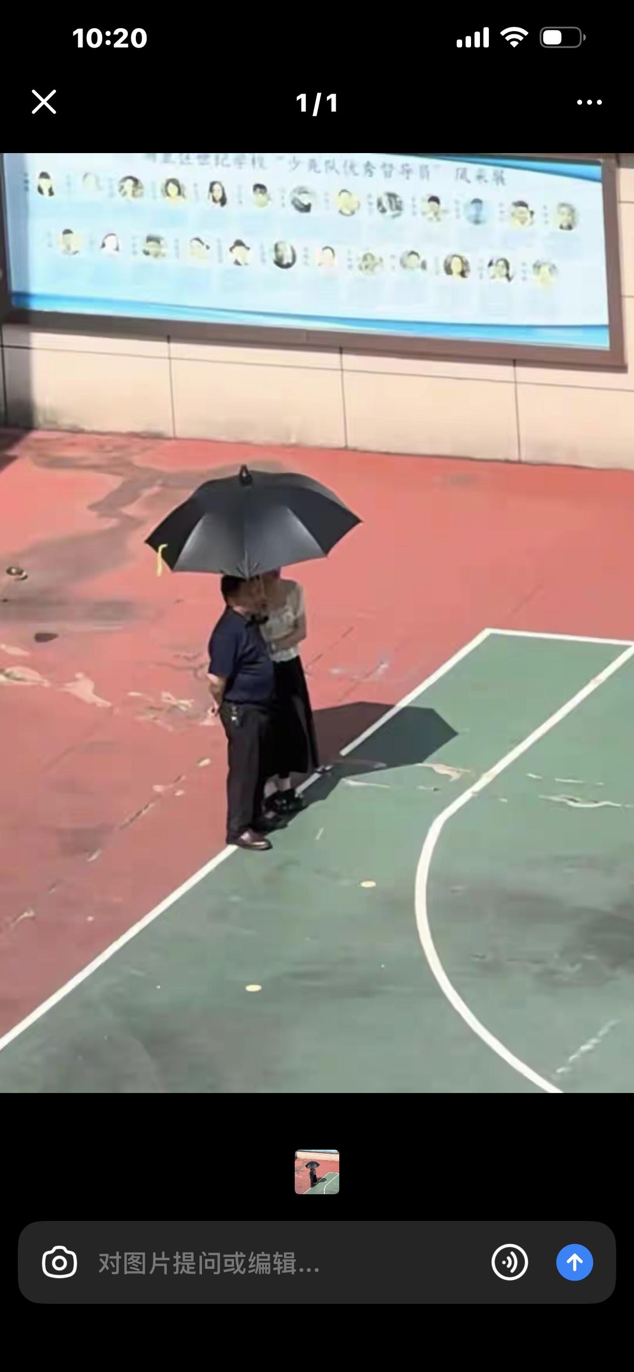 一把伞撕碎网络滤镜！女教师给父亲打伞被造谣，全网欠她一个道歉一把伞，竟酿成