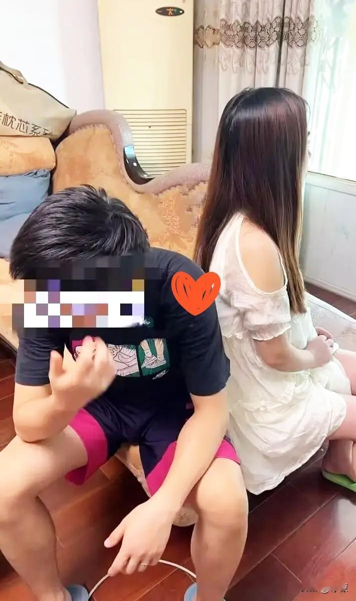 我单位有个男同事，发现老婆出了轨，他铁了心要离婚，可他老婆不愿意，家里老人也都