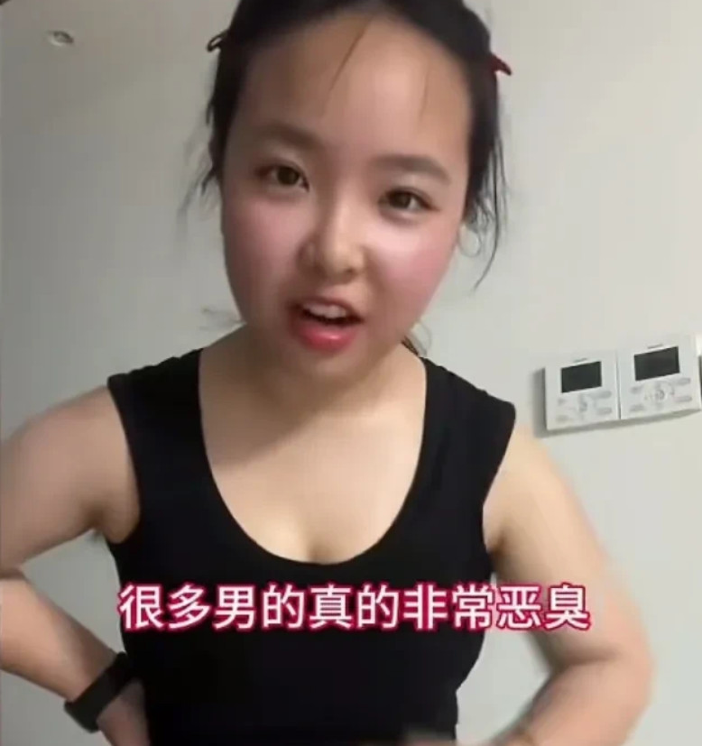 女孩说：“我发现现在的男的，不！很多男的真的非常恶臭！”原因是，女孩跑步时，