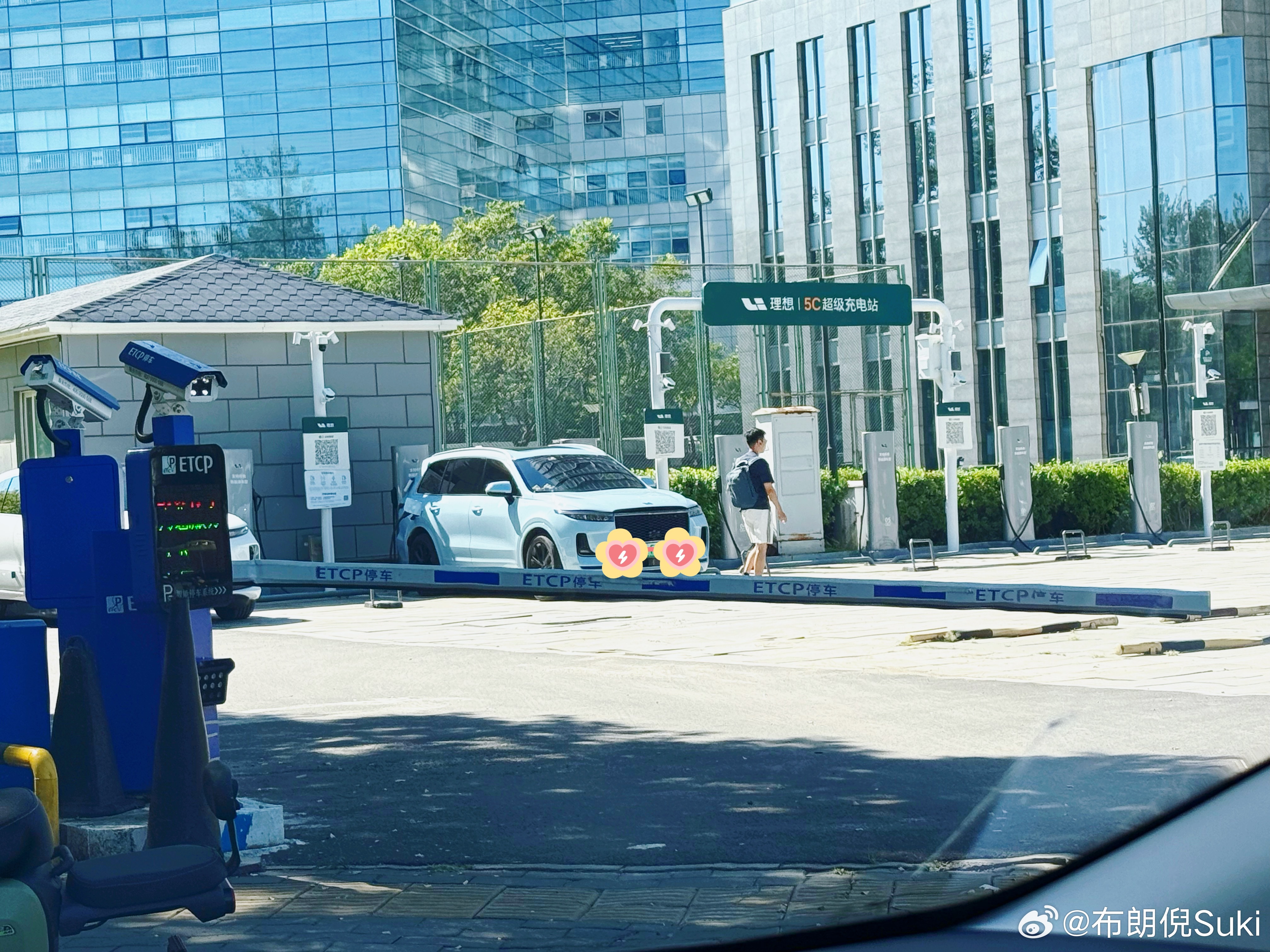 i8买回来第一次充电遇到了bug，连着去了两个超充都因为是临牌进不去[笑着哭]