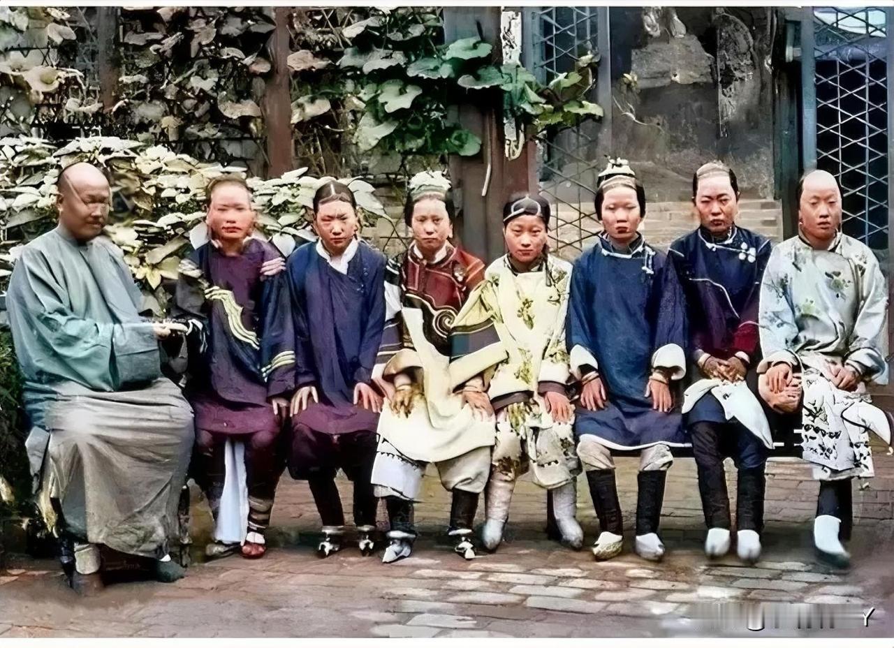 这张照片展现出了晚清时期一男子与他的七位妻妾在家中院子的情景，这可不是演戏，也不