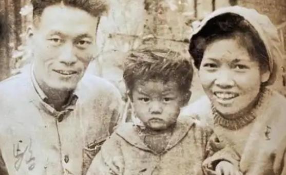 1932年，一个地主婆变卖了所有家产，支持儿子抗日，儿子拿到钱后瞬间失联。几年后