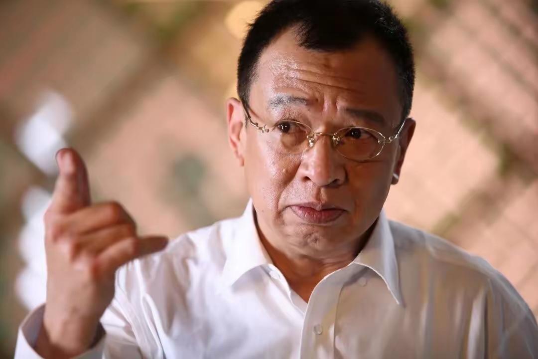我问老公,许绍雄走了也不是啥大明星,为啥这么多人怀念老公突然红了眼睛,指着窗