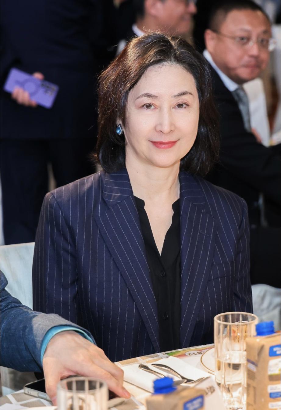 6月11日，何超琼现身香港参加活动，比之前胖了一点，脸变圆润了，耳环也换了，不是