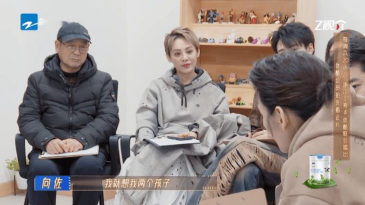 看向佐和郭碧婷，真心感觉他们在一起好幸福啊！两人的感情就像细水长流，真挚而动人。