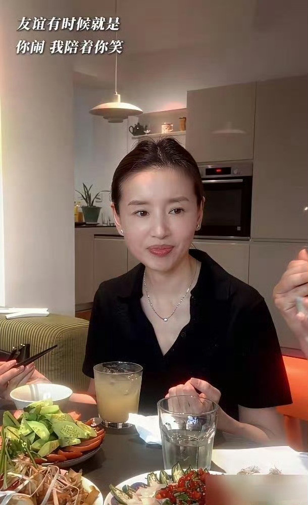 董洁第二场直播带货，卖了3000万，没喊一句家人们。直播间布置简简单单，只有她一个人，安静坐在沙发上