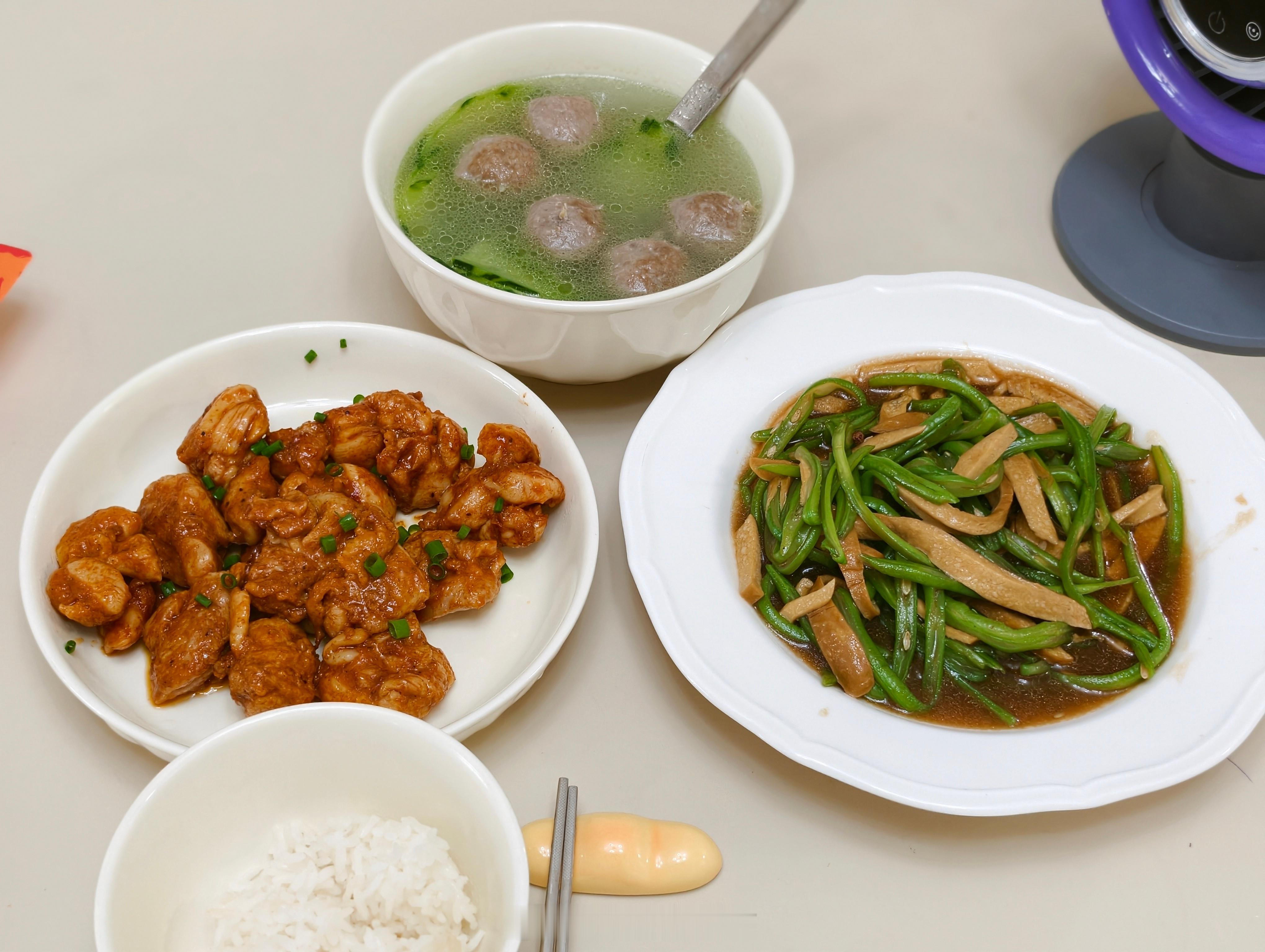 本来不打算吃主食的但是今天的菜都好下饭啊炒四季豆的时候，调一小碗料汁倒进去勾芡，再大火猛炒，等到料汁