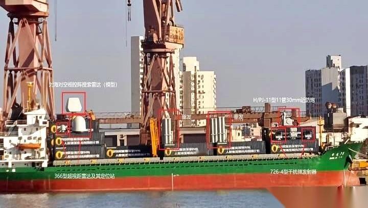 猛地一看，就是艘平平无奇的货轮，停在码头上，死气沉沉。下一秒，好家伙，集装箱“