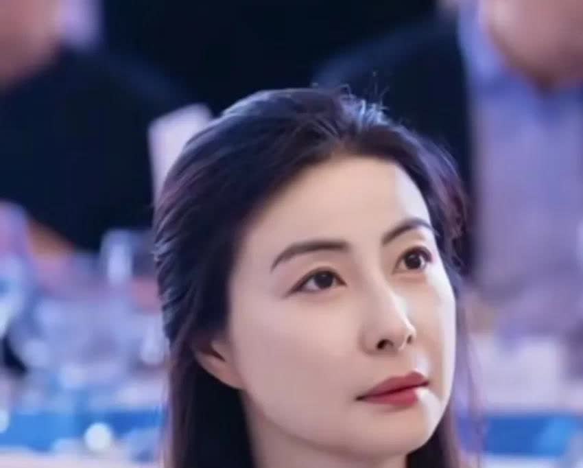 郭晶晶是个狠角郭晶晶看上去总是笑意盈盈，一副好脾气的样子，做事却不含糊，一点