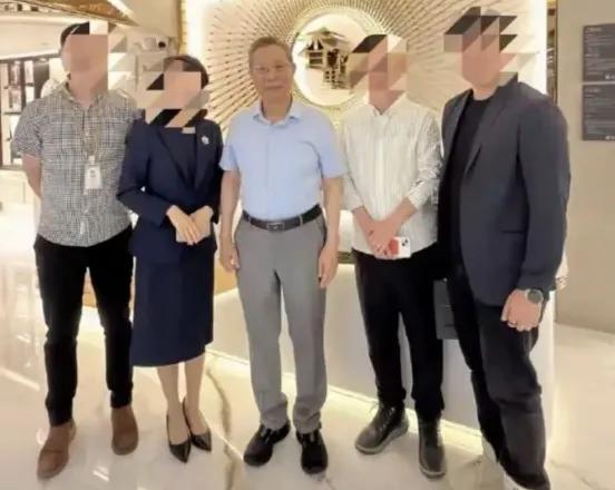 90岁钟南山姿挺拔、精神矍铄，自律的耄耋老人普通人还真比不了看到钟南山院士9