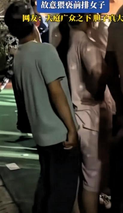 光天化日当众猥亵，绝不能姑息！人流密集的公共场所，一名男子公然对年轻女子实施猥亵