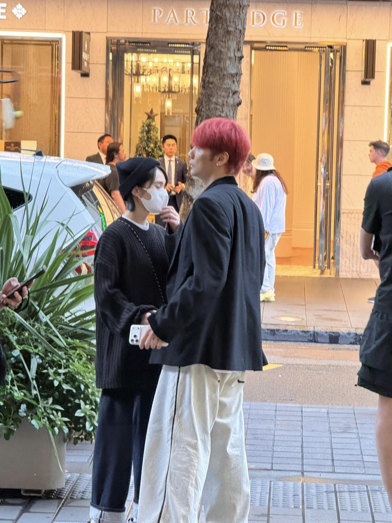 12月3日，杨丞琳和老公李荣浩现身新西兰街头，两人在商业街购物，手牵着手走路，看