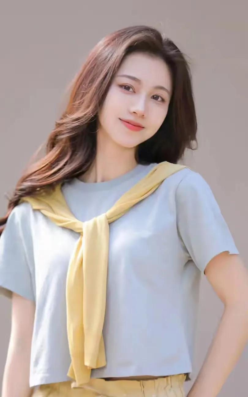 杨茗茗，1992年出生于贵州贵阳，毕业于中国传媒大学。2012年进入央视体育节