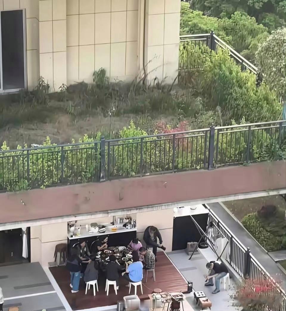 楼上都成荒野了，楼下也不怕