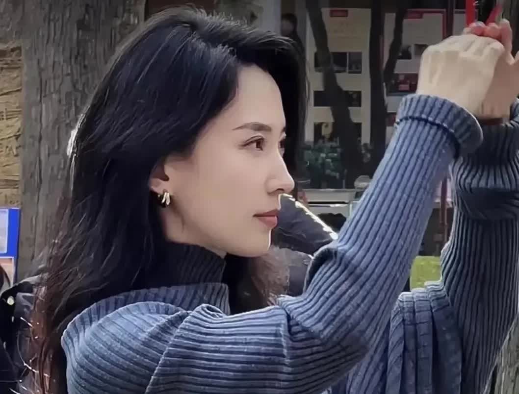 我觉得汪峰还是爱着章子怡的因为宁静问他既然喜欢孩子，还会不会再生几个，他回答