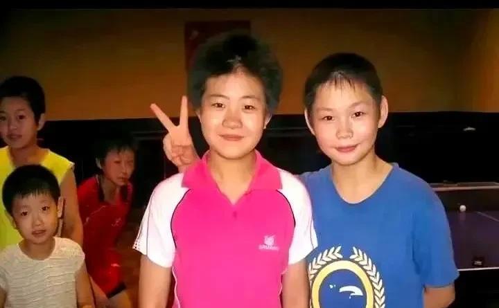 国乒的小姐妹们真的是一起从小长到大当时佳佳和阳阳合影时躲在身后的幼莎眼神