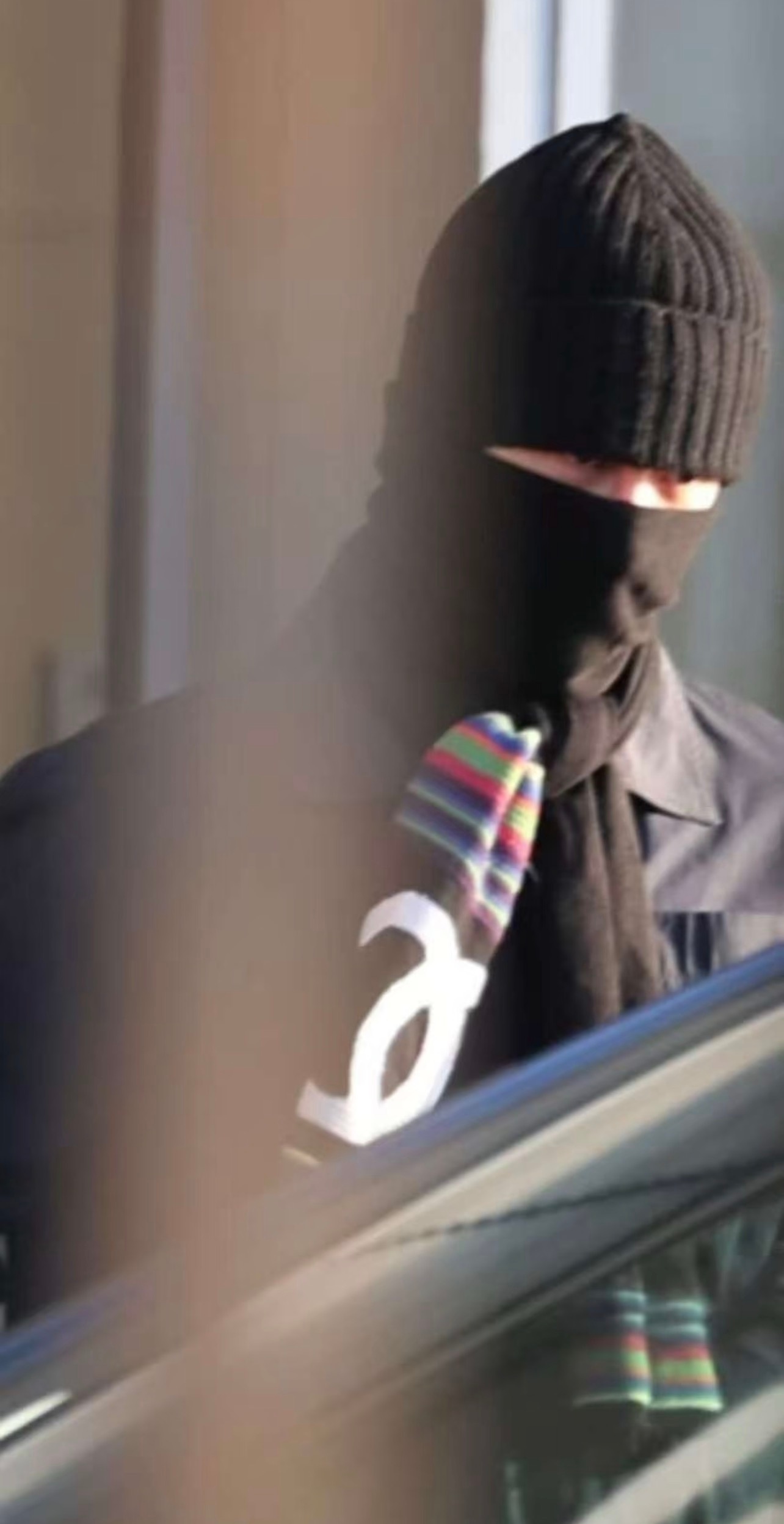 覆面allblack男神又香又贵的潮男回来了，王一博把香的围巾戴出了不一样的