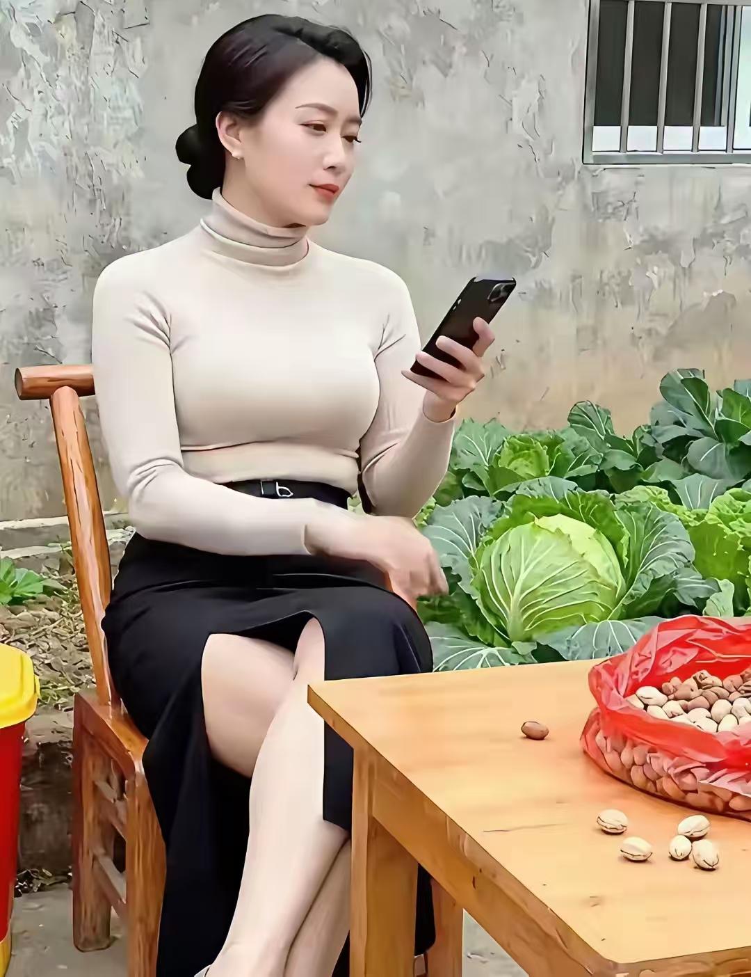 清江引·归乡生活城中气浊心忧怕，美女归田稼。瓜蔬葱共栽，猪兔禽同养。塘