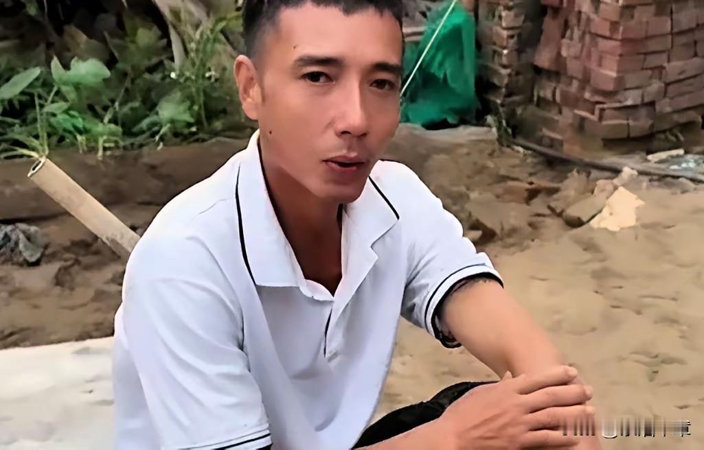 五叔最近老往小叔家跑，小松心里有点嘀咕，一天两天就算了，天天去，这不奇怪吗，是不