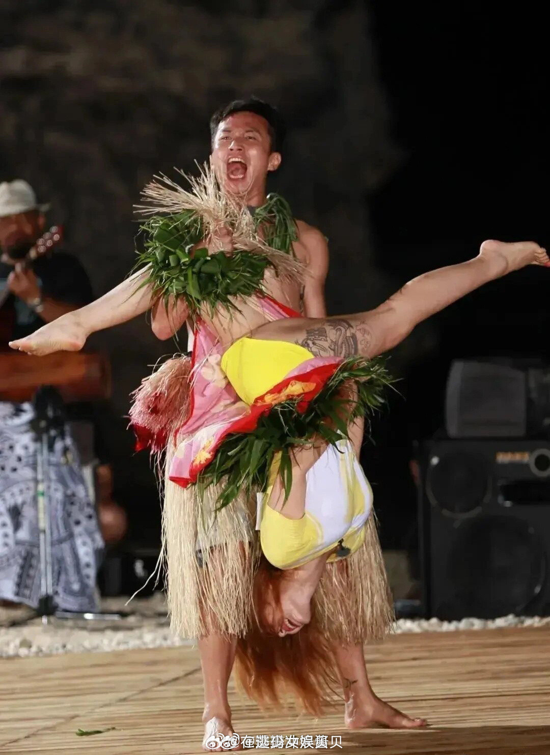 怪不得以前的《跑男》那么火啊！！各种游戏都很玩的很花很大胆，也很放得开～