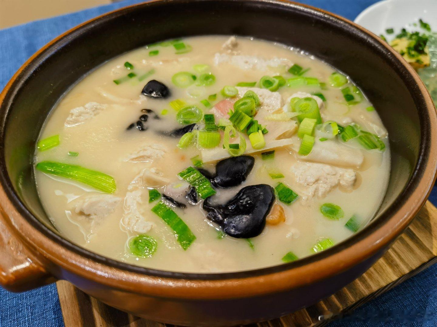 中午吃宁波菜，相当宁波，咸是咸得唻，一角十八斩就能过一碗饭[捂脸哭][捂脸哭]​​