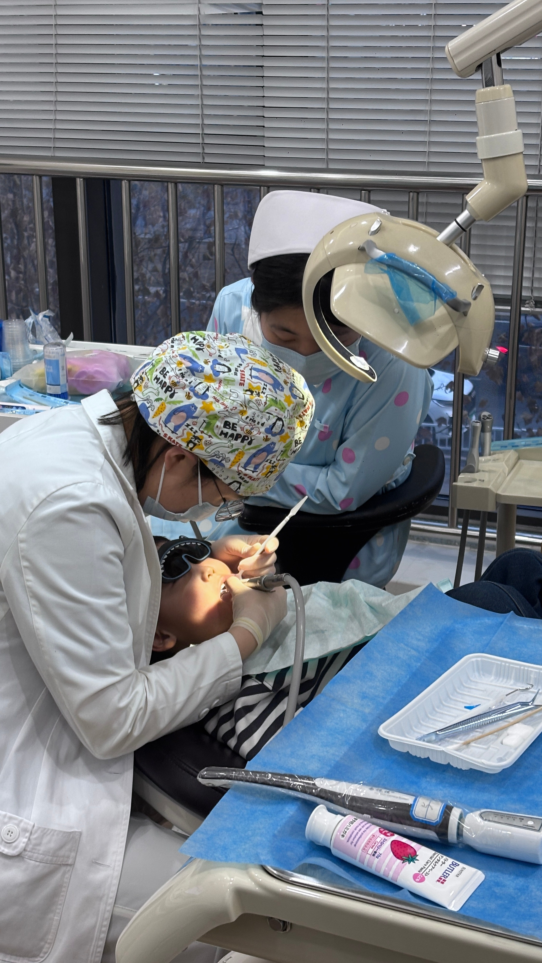 孩子一定要保护好牙齿，少给孩子吃甜食和糖，我们家小孩吃的有点多开始修牙了，今天特