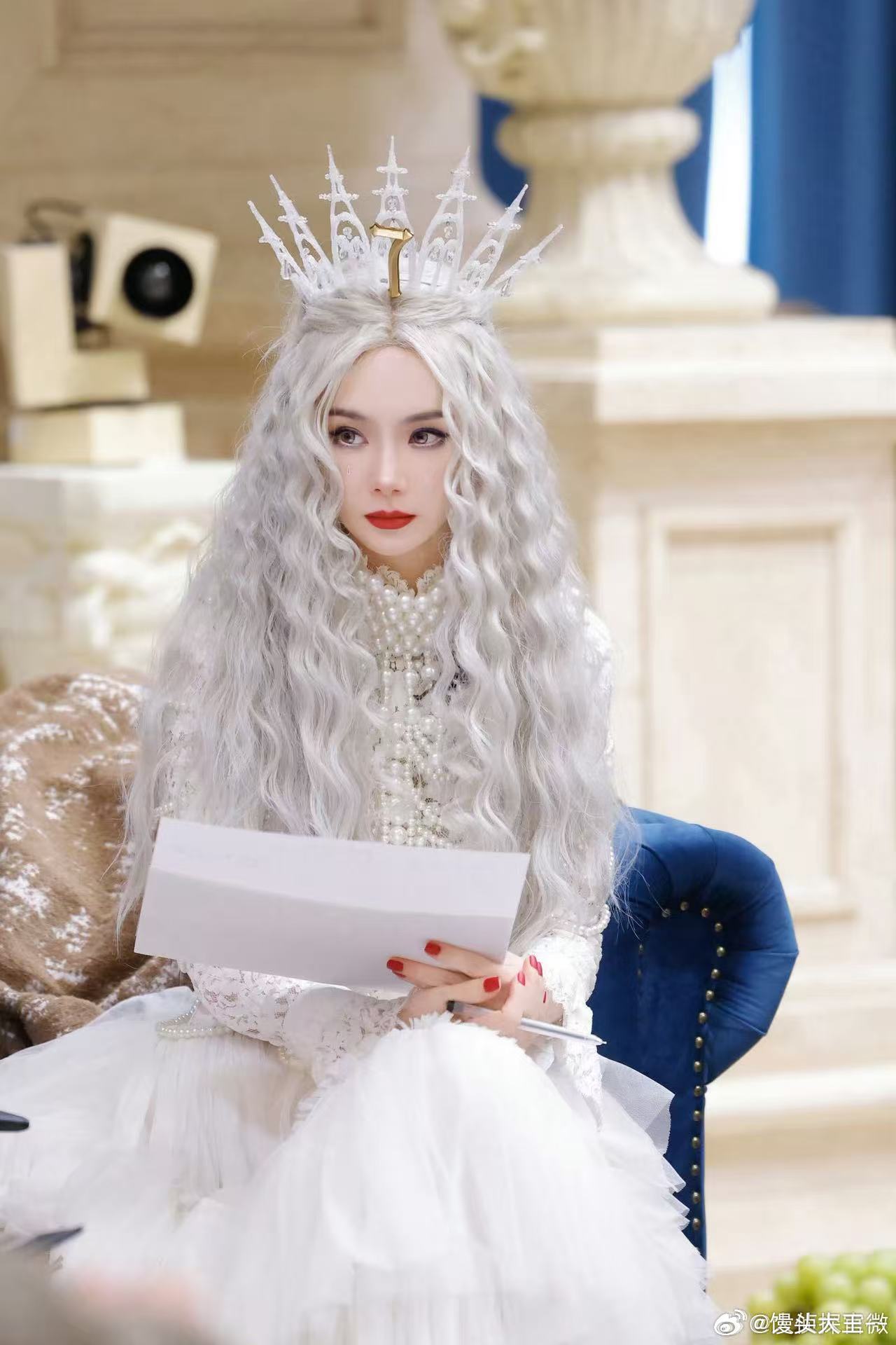 戚薇白发造型美我一大跳戚薇白色短发造型没点开节目之前完全想不到戚薇会尝试白色短发