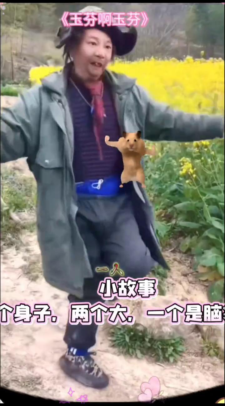 小故事。看看老壳子身上穿多么洋气，可惜脚底下穿着一双破拖鞋。一个身子两种打扮，