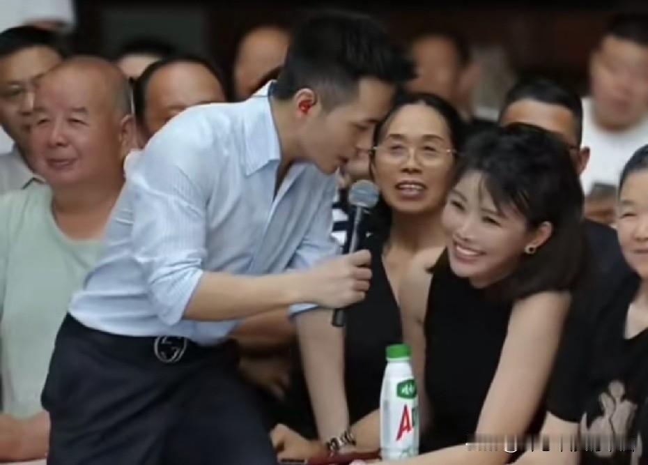 不知道是不是小恩子动心了，索图害怕了，昨晚索图似乎非常特意和小恩子保持距离，既没