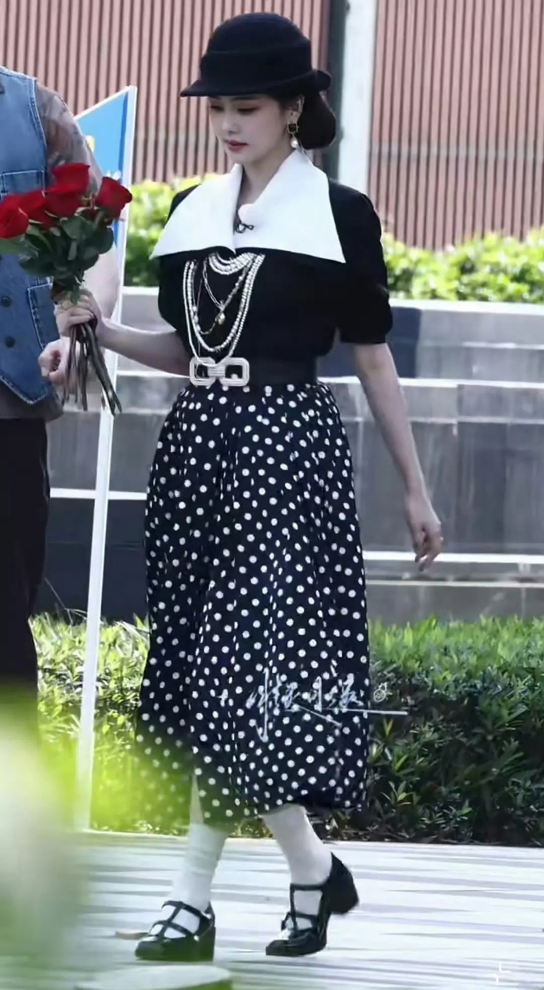 妥妥的红气养人范本，感觉她越走越顺，人也越来越好看。