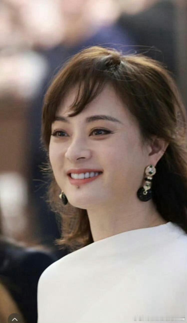 孙俪的痣没了孙俪唇下标志性的黑痣引发热议，这颗并非天生的假性痣，是早年拍戏遭遇车