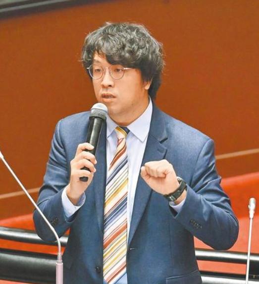 谁能不怕？现在都急着和沈伯洋撇清关系！沈伯洋这事太搞笑了。昨天还被人提