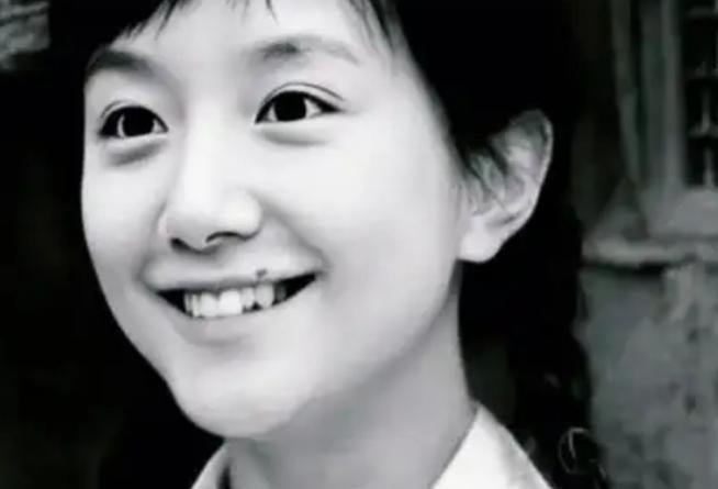 1978年，知青王鲁明调到中学当老师，批改学生作业时，忽然看到作业本中夹着一张