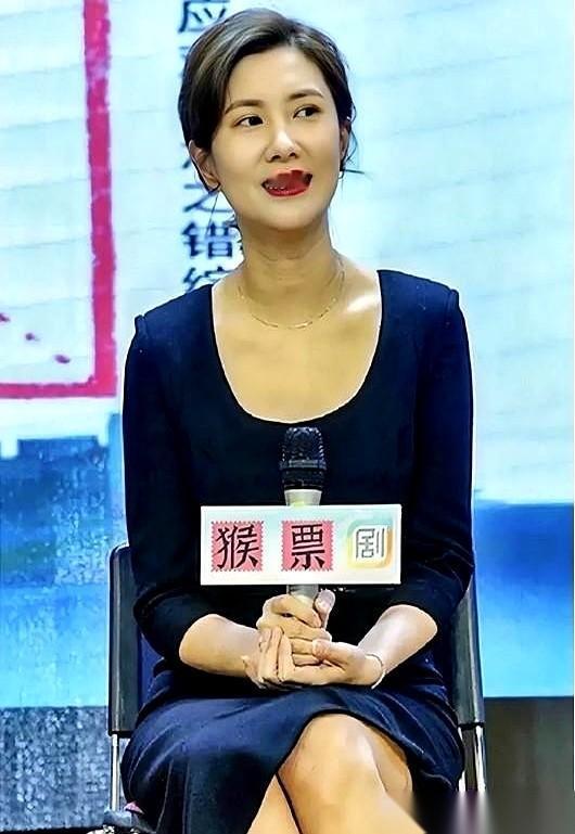 又来了，又来了，拿着放大镜看女人。说她脖子上有纹，说她皮肤松了，说她一眼看过去