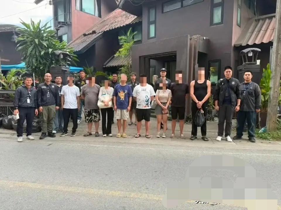 拿着旅游签去国外拍戏，结果戏还没拍完，人先进局子了。昨天在泰国清迈，一个中国短