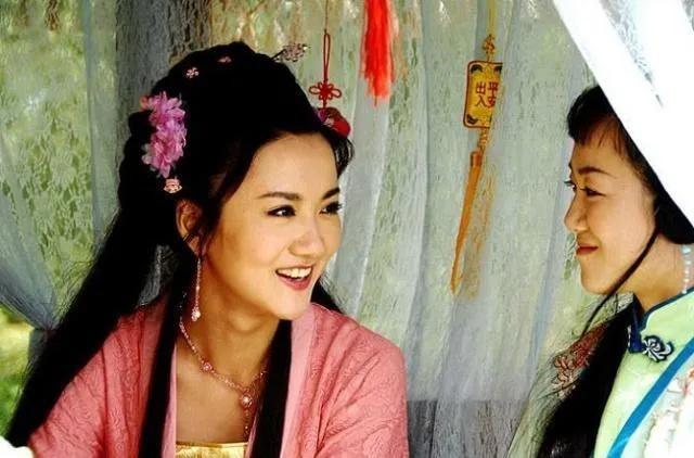 1964年12月的一天，位于杭州西湖西泠桥畔的苏小小墓被挖开，但令在场所有人感到