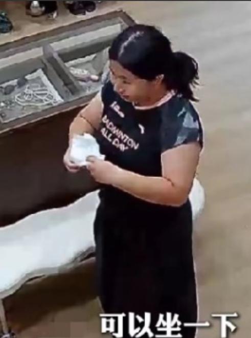 近日，江西暴雨，一名女子跑进街边一家服装店躲雨。女子询问店主：“能不能进来躲雨？
