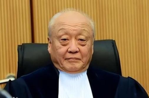 日本想用南海仲裁压中国，结果把自己套进去了。外交部这句话说得不紧不慢：既然日方赞