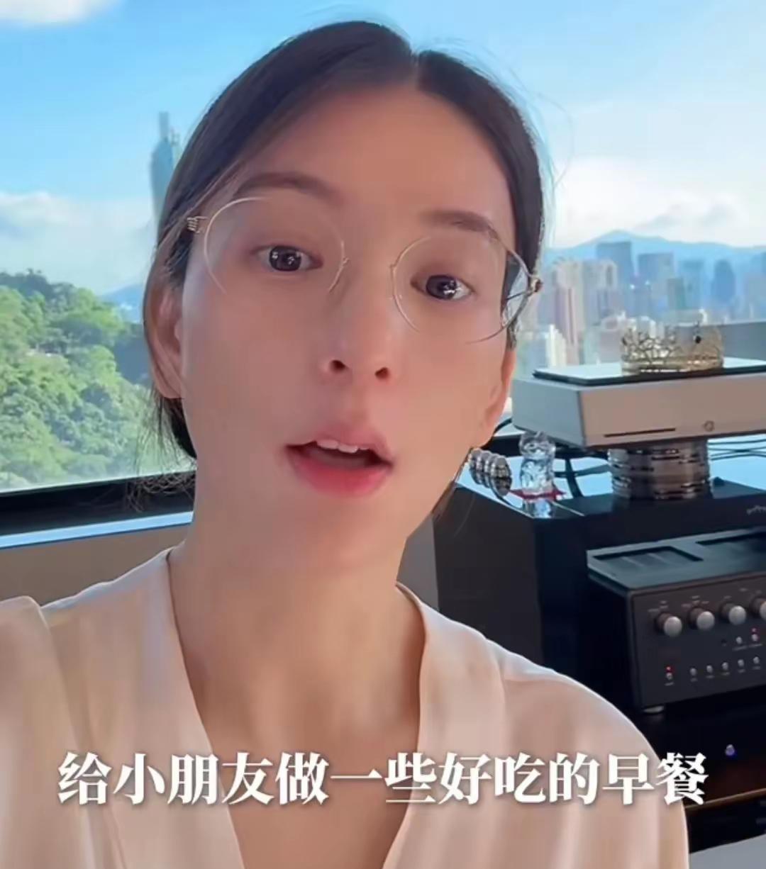 以为天王嫂方媛在家躺赢？大错特错！镜头里素颜扎家居服的她，清早就在厨房化身“魔法