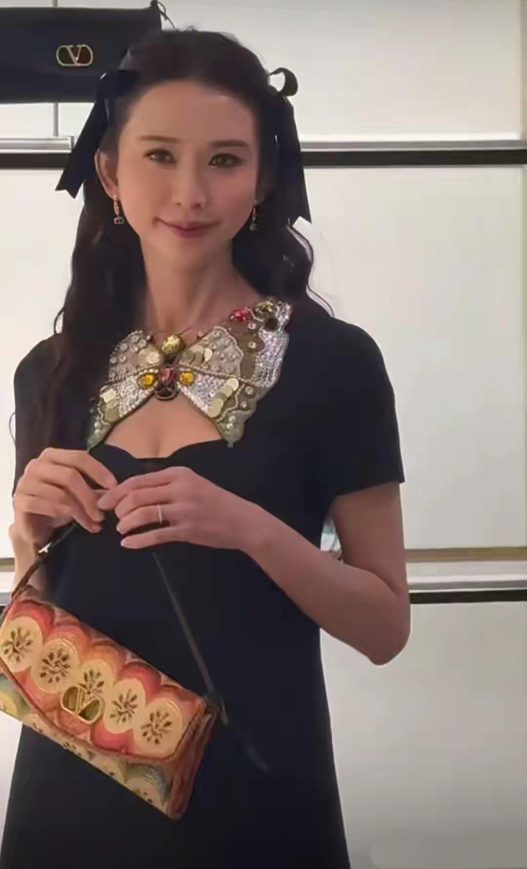 画面中51岁的林志玲直眉丰颊，修项秀颈，嘴尖鼻鞍，或许在日本呆的时间太长吧，这么