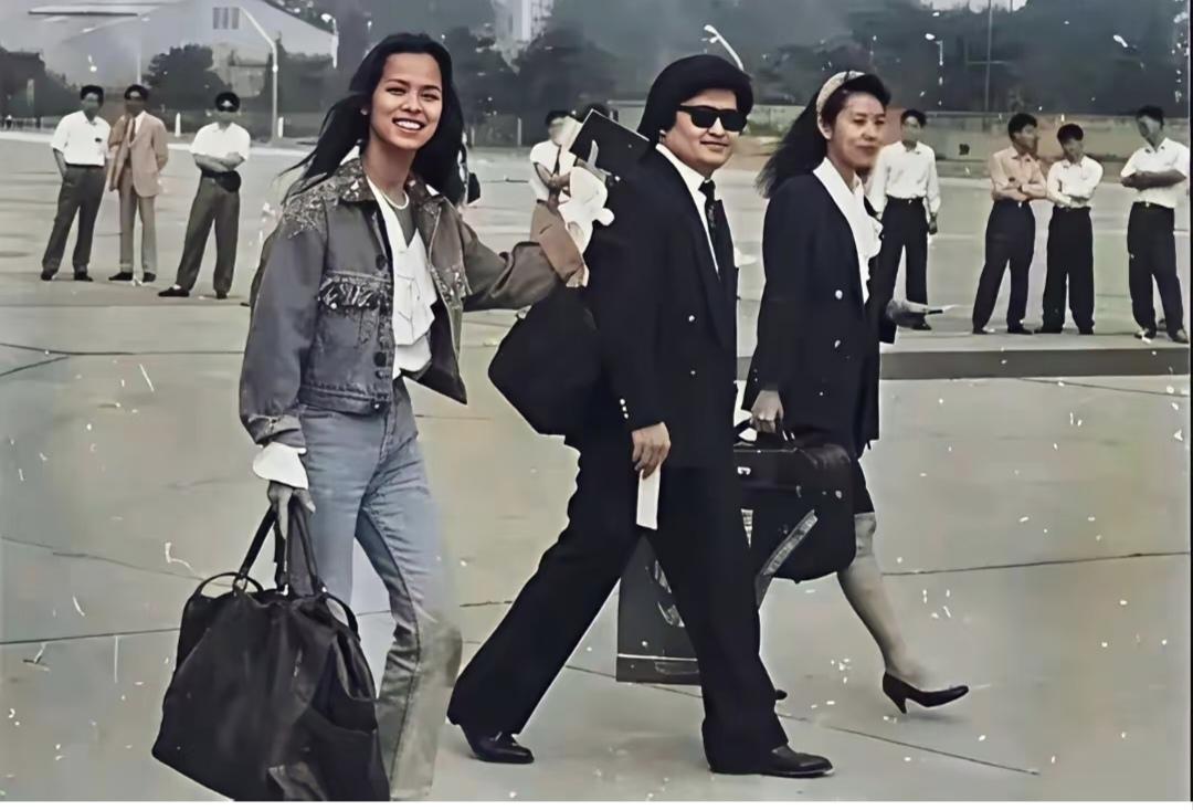 青春无限，那时的他们多有活力啊：这是26岁的韦唯和27岁的刘欢走在亚运村的一张合