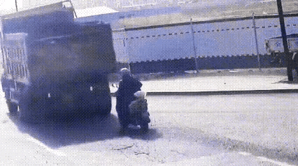 啥人都有，你以为他会停下吗？想跑的时候已经晚了，所以人类有个致命弱点，啥都相当然