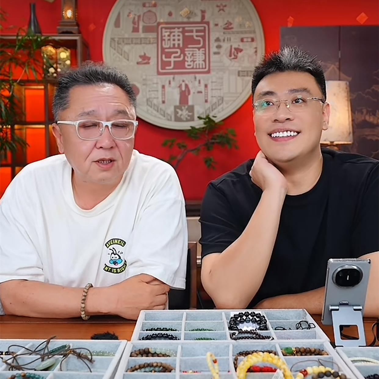 孟鹤堂到于谦直播间助阵，延续二周年时豪横，孟鹤堂要继续拿于谦东西送人！德云社孟鹤